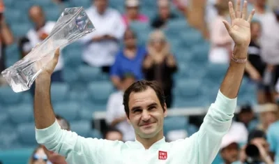 Roger Federer con el trofeo de campeón. 
