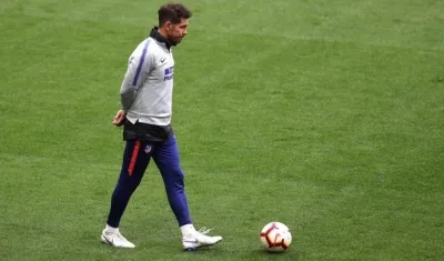 El entrenador del Atlético de Madrid, el argentino Diego Simeone, durante el entrenamiento de hoy en la Ciudad Deportiva Wanda, en la víspera del partido de liga que les enfrenta al Girona.