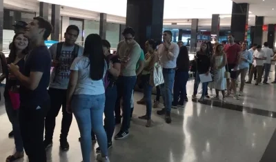 Fila de afectados reclaman la devolución de su dinero.