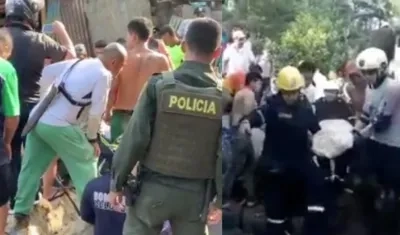 Momento del rescate de los cuerpos y de los heridos.