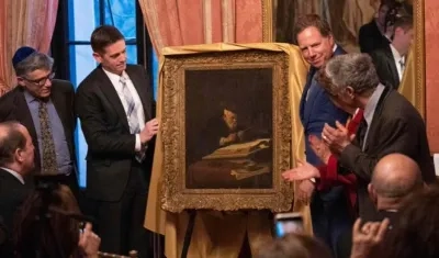 Ceremonia de entrega a los herederos de la familia propietaria de la obra.