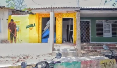 Así quedó el frente de la casa tras ser atacada por la comunidad.