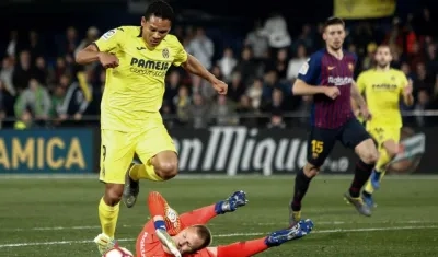 Carlos Bacca, delantero de Villarreal, marca gol al Barcelona. 