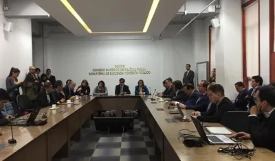 El Ministro de Hacienda Alberto Carrasquilla presidiendo la reunión.