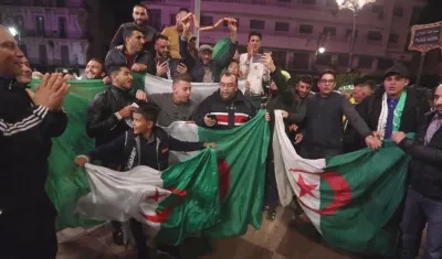 Ciudadanos celebran la renuncia del presidente de Argelia Bouteflika.