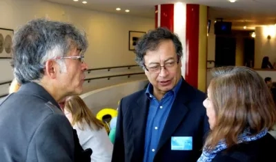 El líder opositor colombiano Gustavo Petro (c) este miércoles en la sede de la UE en Bruselas.
