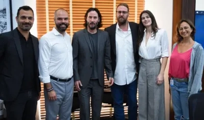 El actor canadiense Keanu Reeves y personal del gobierno de Sao Paulo.