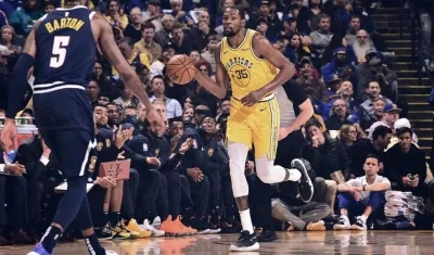 Kevin Durant, jugador de los Golden State, hace una finta con el balón. 