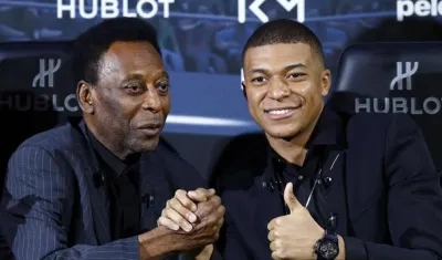 Pelé y Mbappé, en un encuentro en París.