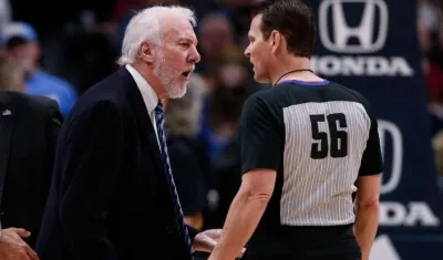 Gregg Popovich, entrenador de los Spurs, discute con el árbitro Mark Ayotte.