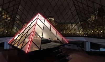 La experiencia del Museo Louvre y la plataforma de alojamiento Airbnb.