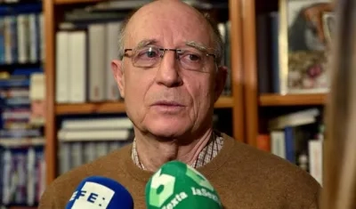  Ángel Hernández fue detenido ayer en Madrid por ayudar a morir a su esposa, enferma desde hace tres décadas de esclerosis múltiple.