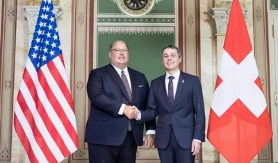 El ministro suizo de Asuntos Exteriores, Ignazio Cassis y el embajador estadounidense en Suiza, Edward T. McMullen.