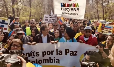Gustavo Petro y los manifestantes rumbo a la Haya.