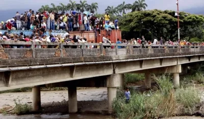 Cientos de personas se suben a los contenedores que obstaculizan el Puente Internacional Simón Bolívar