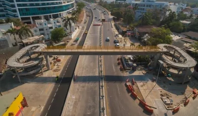 Puente peatonal al que harán pruebas de carga.