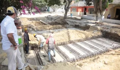 El Alcalde Alejandro Char, inspeccionando los trabajos en el arroyo de la carrera 21.