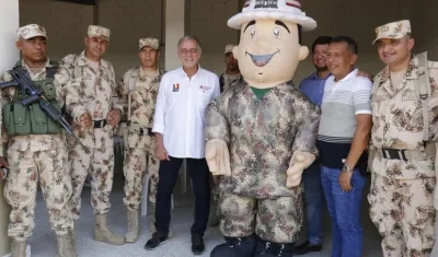 El Gobernador Eduardo Verano y miembros del batallón.