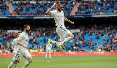 Karim Benzema celebra uno de los dos goles. 