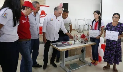 Entrega de maquinas a retornados de Venezuela