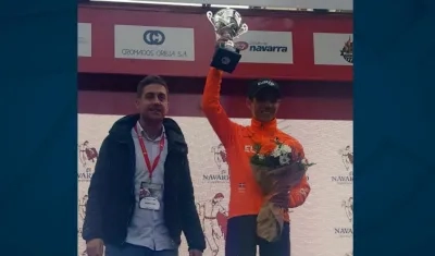 Sergio Higuita recibe el premio al mejor joven de la competencia. 