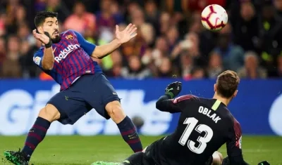  Luis Suárez (i), ante el guardameta esloveno del Atlético de Madrid, Jan Oblak.