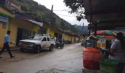 Con ráfagas de fusil desde la montaña, desconocidos atacaron la estación de policía y las oficinas del Banco Agrario.