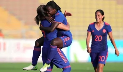 La colombiana Yisela Cuesta festejando un gol ante Perú.
