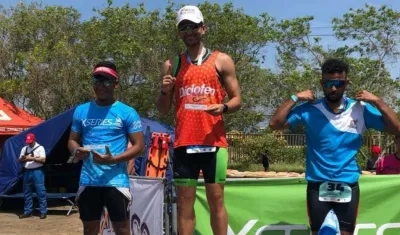 Ronnie Chegwin en el primer lugar del podio, tras una competencia. 