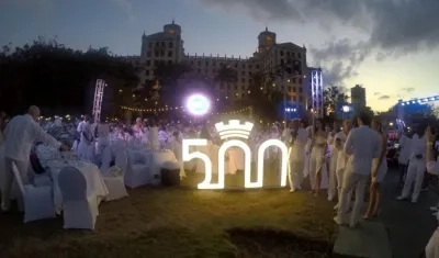 Vista "Le Dîner en Blanc" (la cena de blanco) en La Habana.