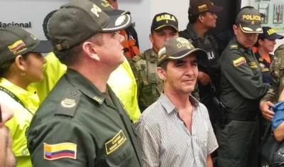 El comandante de la Policía Atlántico, Henry Jiménez, y Leonardo Antonio Sánchez Rivera.