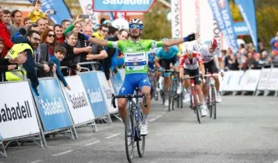 Julian Alaphillipe se impone en la meta. 