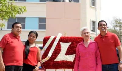 El precandidato Pedro Lemus con miembros de su colectividad liberal.