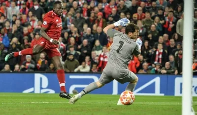 Sadio Mané enfrenta a Iker Casillas, en una acción del partido.
