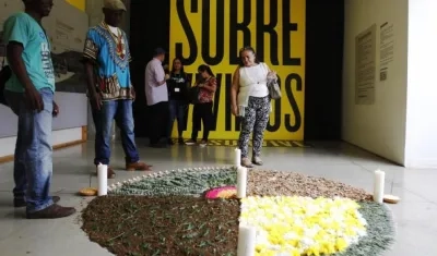 Activistas participan en actos conmemorativos con motivo del Día Nacional de la Memoria y la Solidaridad con las Víctimas este martes, en Medellín.