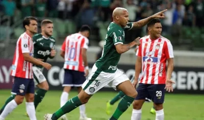 Deyverson celebra ante la mirada de los jugadores de Junior. 