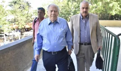 El empresario Julio Gerlein con su abogado Antonio Deyongh.