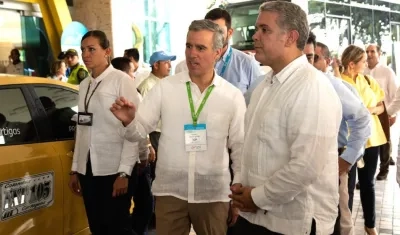 El Presidente Duque observando casos de taxis, vehículos de Transcaribe y tractomulas que operan con gas natural.