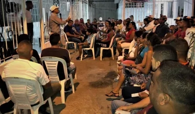 Rodney Castro, con los líderes de la localidad Suroriente.