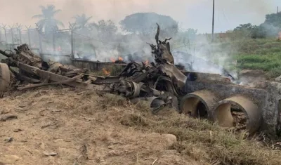 Así quedó la volqueta tras la explosión.