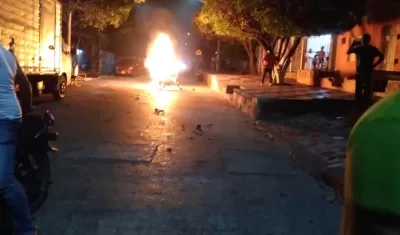 La moto prendida por los indignados vecinos.