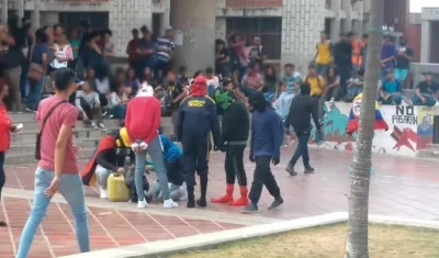 Encapuchados en las instalaciones de la Universidad del Atlántico.