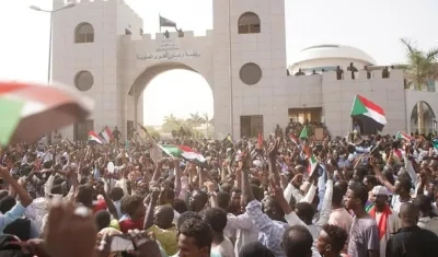 En los dos años de período transitorio el país estará regido por un Consejo Militar Transitorio.