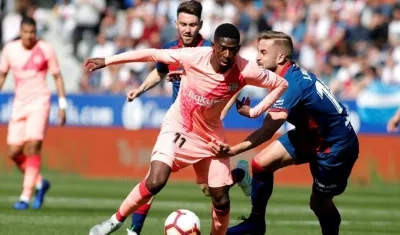 El delantero francés del FC BArcelona Ousmane Dembélé (i) y el centrocampista del huesca David Ferreiro.