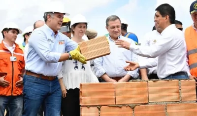 El Presidente Iván Duque durante la colocación de la primera piedra