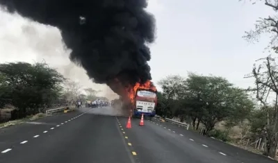 El bus se incendió en la tarde de este sábado.