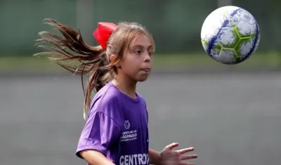 Natalia Pereira, jugadora de fútbol infantil. 
