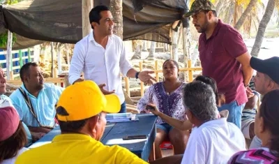 El precandidato Pedro Lemus, durante un encuentro con habitantes de Santa Verónica.