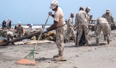Unidades del Ejército Nacional trabajando en la limpieza.