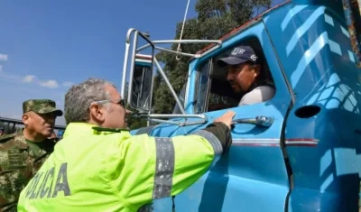 Presidente Duque habló con los conductores, tras el sobrevuelo por las salidas de Bogotá.